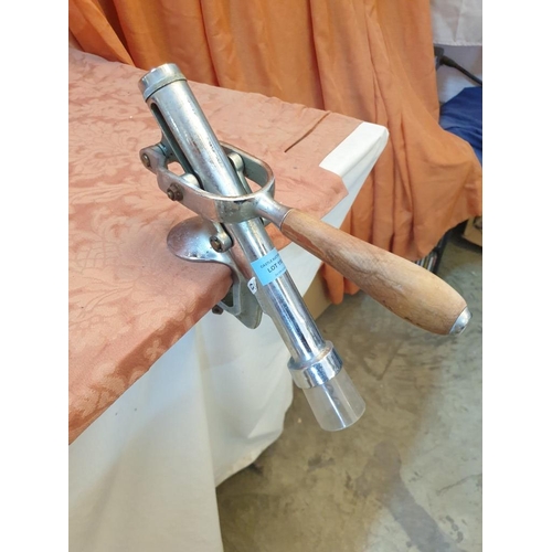 118 - Table Top / Bar Mounted Wine Bottle Opener