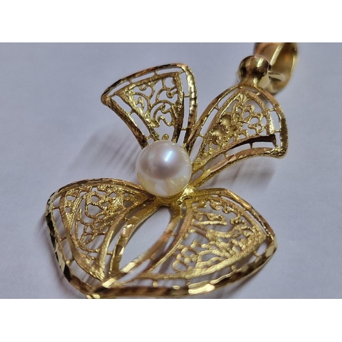 131 - Decorative 14ct Gold Filigree Pendant in Flower Design with Pearl, (Approx. 2.9g)