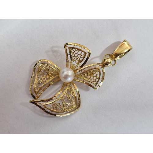 131 - Decorative 14ct Gold Filigree Pendant in Flower Design with Pearl, (Approx. 2.9g)