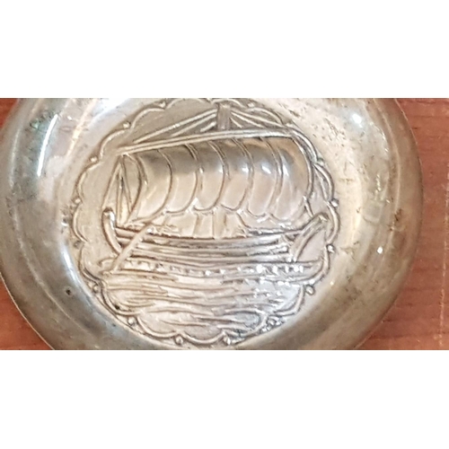 176 - Silver (.830) Dish / Plate with Ship Odyssey (Greek Mythology), (Approx. Ø: 9cm, 26g)