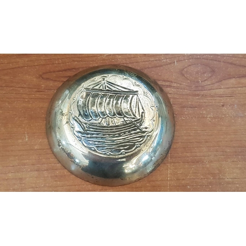 176 - Silver (.830) Dish / Plate with Ship Odyssey (Greek Mythology), (Approx. Ø: 9cm, 26g)