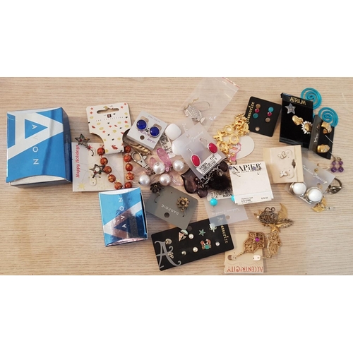 475 - Huge Collection of Assorted Costume Jewellery; Necklaces, Earrings, Bracelets, Keyrings, Rings, etc,... 