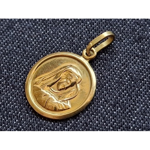 131A - 18ct Gold Round Pendant with Virgin Mary, (Approx. Ø: 12mm, 0.9g)