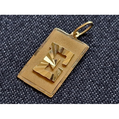 132A - 18ct Gold Pendant with Decorative Raised Letter 'E', (Approx. 15 x 10mm, 0.9g)