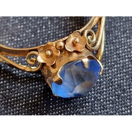 136 - Vintage 14ct Gold Ring with Large Round Blue Stone and Floral Design Surround, (Approx. 2.1g, Size: ... 