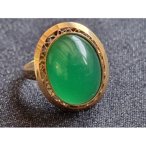 136A - Attractive 14ct Gold Vintage Ring with Large Oval Cut Green Stone, (Approx. 6.1g, Size: O)