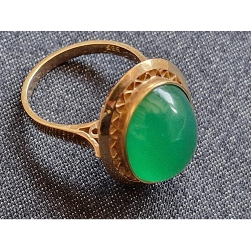 136A - Attractive 14ct Gold Vintage Ring with Large Oval Cut Green Stone, (Approx. 6.1g, Size: O)