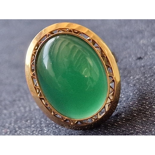 136A - Attractive 14ct Gold Vintage Ring with Large Oval Cut Green Stone, (Approx. 6.1g, Size: O)