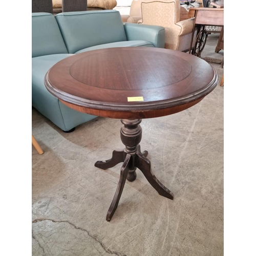 184 - Classical Style Round Wooden Side Table with Turned Pedestal Leg and Tripod Feet, (Approx. Ø: 60cm, ... 