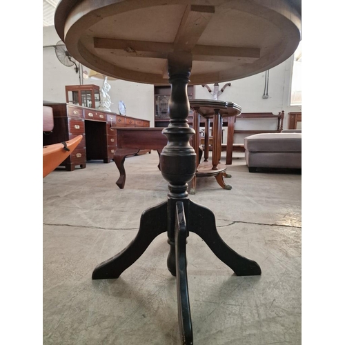 184 - Classical Style Round Wooden Side Table with Turned Pedestal Leg and Tripod Feet, (Approx. Ø: 60cm, ... 