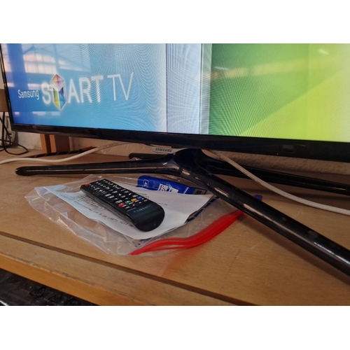 124 - Samsung 46'' Smart TV; Model: UE46F5500AW, with Remote Control, * Basic Test and Working *