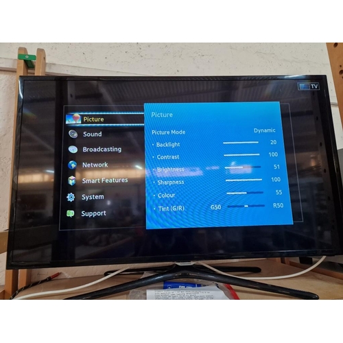 124 - Samsung 46'' Smart TV; Model: UE46F5500AW, with Remote Control, * Basic Test and Working *