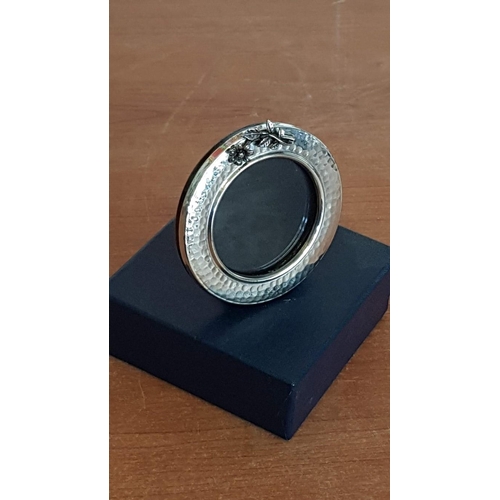 225 - Silver (.925) Vintage Style Round Photo Frame, (Approx. Ø: 8cm), with Hammered Finish and Floral Dec... 