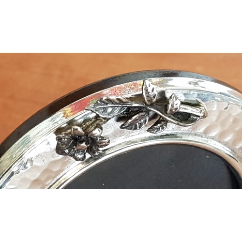 225 - Silver (.925) Vintage Style Round Photo Frame, (Approx. Ø: 8cm), with Hammered Finish and Floral Dec... 