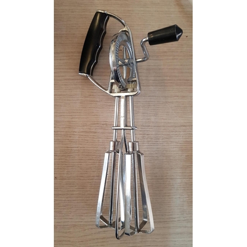 60 - Siemens Kettle, Kenwood Electric Mixer, Hand Whisk and Tea Bags Porcelain Strainer, (4)