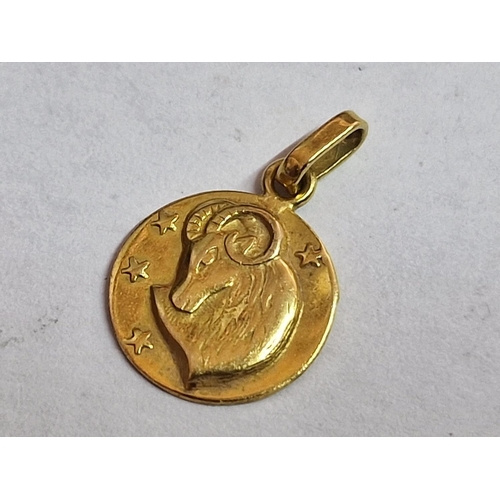 95 - 18ct Gold Round Aries (Zodiac) Pendant, (Approx. Ø: 10mm, 0.5g)