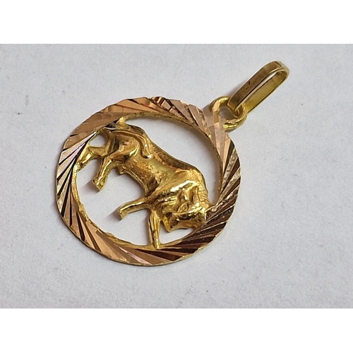 96 - Decorative 18ct Gold Round Pierced Taurus (Zodiac) Pendant, (Approx. Ø: 16mm, 1.3g)