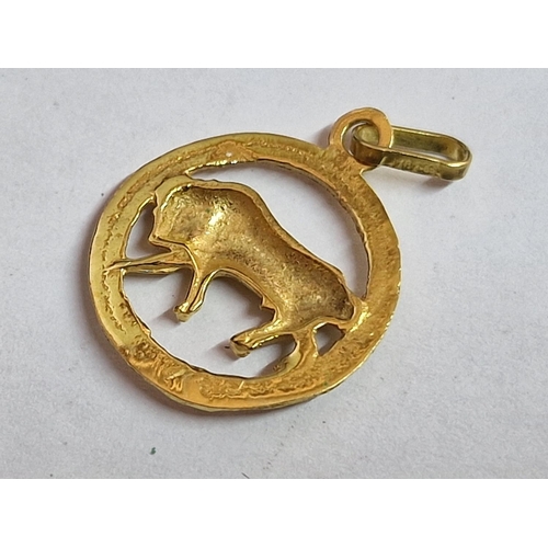 96 - Decorative 18ct Gold Round Pierced Taurus (Zodiac) Pendant, (Approx. Ø: 16mm, 1.3g)