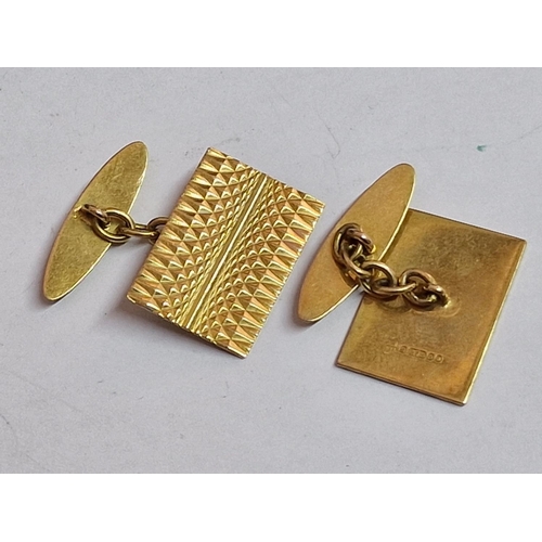 98 - Pair of Decorative / Designer 9ct Gold Cufflinks, (Approx. 23 x 16mm Faces, Total Weight: 8.7g)