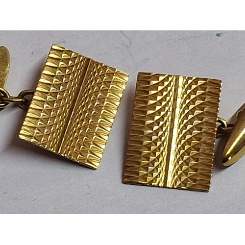 98 - Pair of Decorative / Designer 9ct Gold Cufflinks, (Approx. 23 x 16mm Faces, Total Weight: 8.7g)