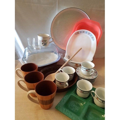 532 - Box of Assorted Kitchen Items; Pyrex Dishes, Mugs, Coffee Cups & Saucers, Large Retro Tray, Plastic ... 