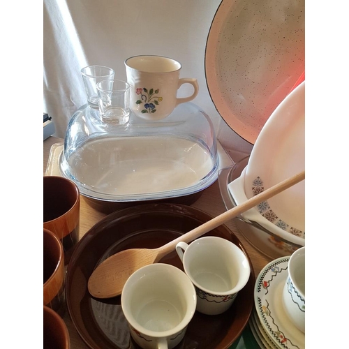 532 - Box of Assorted Kitchen Items; Pyrex Dishes, Mugs, Coffee Cups & Saucers, Large Retro Tray, Plastic ... 