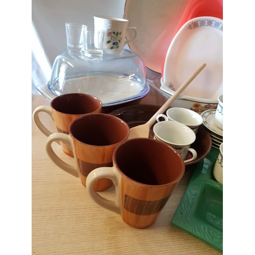 532 - Box of Assorted Kitchen Items; Pyrex Dishes, Mugs, Coffee Cups & Saucers, Large Retro Tray, Plastic ... 