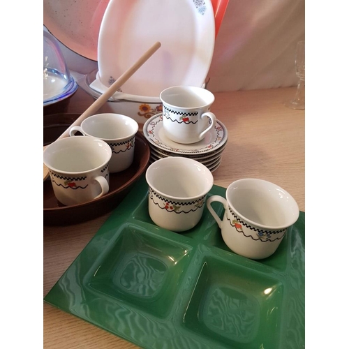 532 - Box of Assorted Kitchen Items; Pyrex Dishes, Mugs, Coffee Cups & Saucers, Large Retro Tray, Plastic ... 
