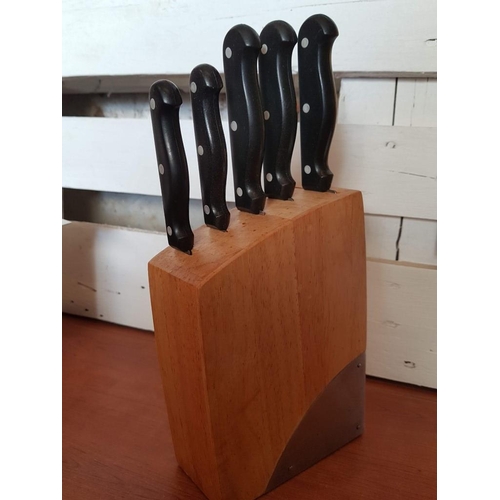 546 - Kitchen Knife Block Set; 5 x 'V Sabatier' Stainless Steel Knives, Made in France, in Wooden Block / ... 