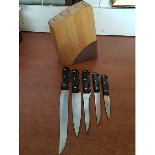 546 - Kitchen Knife Block Set; 5 x 'V Sabatier' Stainless Steel Knives, Made in France, in Wooden Block / ... 
