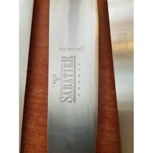 546 - Kitchen Knife Block Set; 5 x 'V Sabatier' Stainless Steel Knives, Made in France, in Wooden Block / ... 