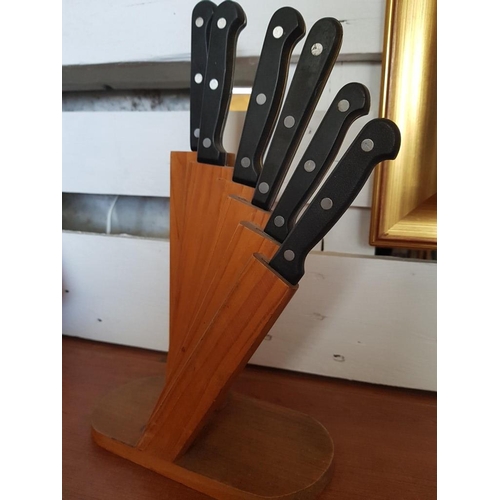 581 - 7-Piece Kitchen Knife Set in Wooden Block