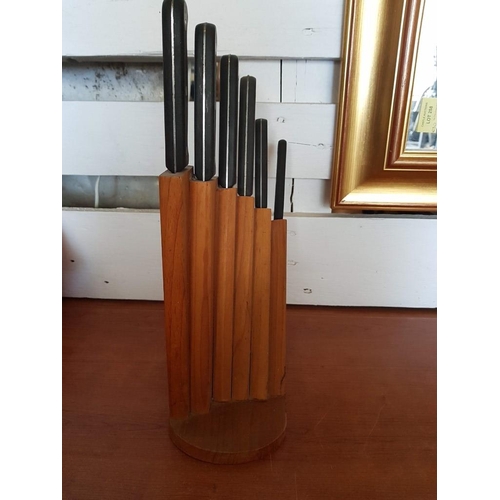 581 - 7-Piece Kitchen Knife Set in Wooden Block