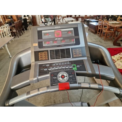 834 - BH Fitness F5 Treadmill / Running Machine, Made in Spain, * Basic Test and Running, but doesn't seem... 