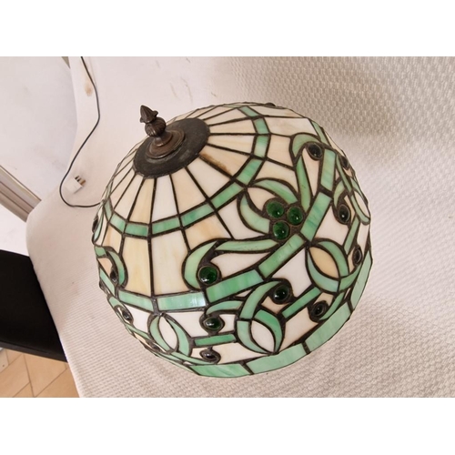 123 - Tiffany Style Side / Table Lamp with Green & Cream Tone Leaded Glass Over Brass Effect Base