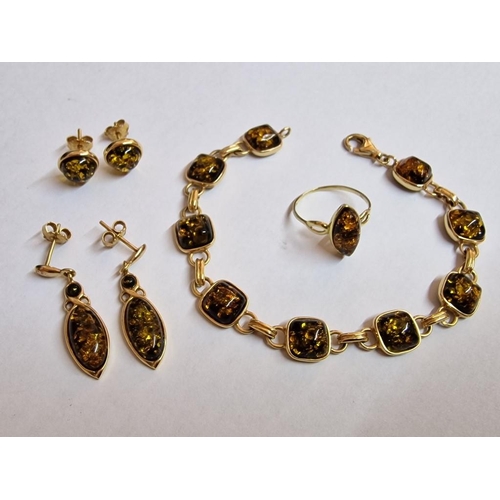 152 - Beautiful Jewellery Set in 9ct Gold and Green Amber; Matching Bracelet (L;18.5cm), Ring (Size; K ), ... 