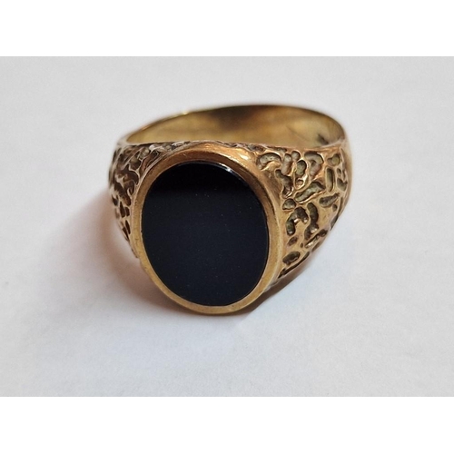 154 - Heavy Vintage 9ct Gold Decorative Signet Ring with Oval Cut Black Stone, (Approx. Size: U, 8g)