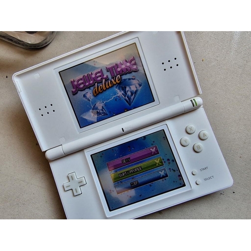 161A - Nintendo DS Lite (Model: USG-001), White Colour, Together with 17 x Games and Carry Case, etc, * Bas... 