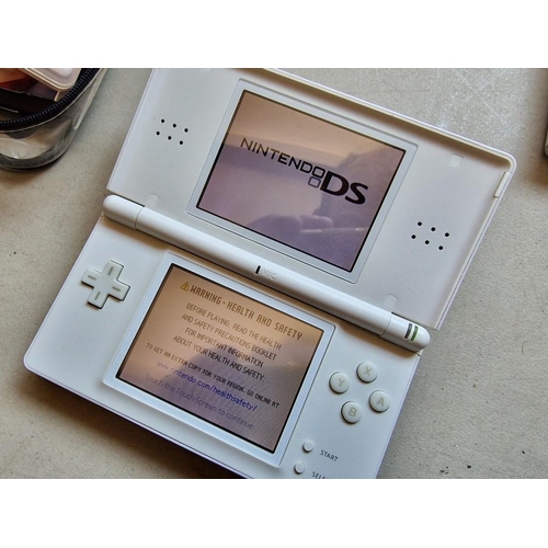 161A - Nintendo DS Lite (Model: USG-001), White Colour, Together with 17 x Games and Carry Case, etc, * Bas... 