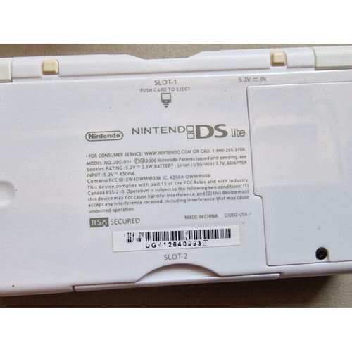 161A - Nintendo DS Lite (Model: USG-001), White Colour, Together with 17 x Games and Carry Case, etc, * Bas... 