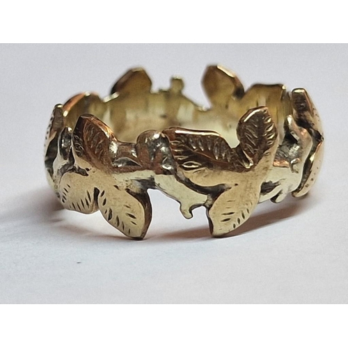 169 - 9ct Gold Two Tone Ring with Leaf Design, (Approx. 5.4g, Size: M)