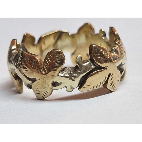 169 - 9ct Gold Two Tone Ring with Leaf Design, (Approx. 5.4g, Size: M)