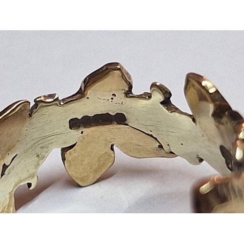 169 - 9ct Gold Two Tone Ring with Leaf Design, (Approx. 5.4g, Size: M)