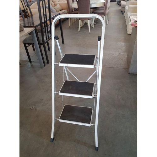 113 - 3-Step Folding Metal Step Ladder