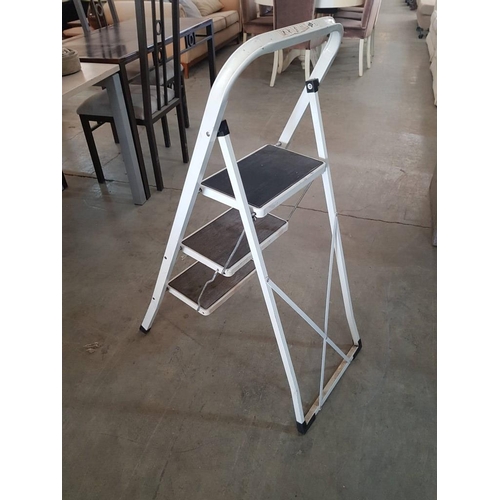 113 - 3-Step Folding Metal Step Ladder