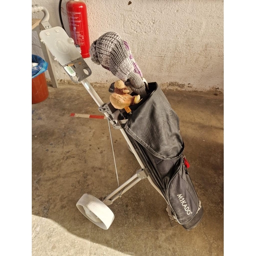 364 - 5 x Assorted Golf Clubs, in Golf Bag on Trolley