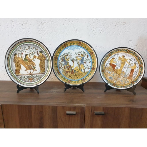 441 - 3 x Terracotta Plates with Ancient Greek Scenes, (Approx. Ø: 28cm and 32cm), (3)