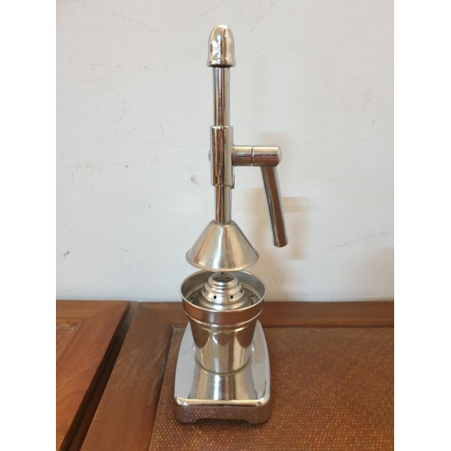 443 - Sturdy Metal Hand Operated Juicer