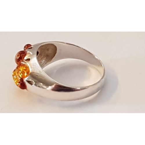 257 - Sterling Silver and Amber Ring, (Approx. Size: V/W, 6g)