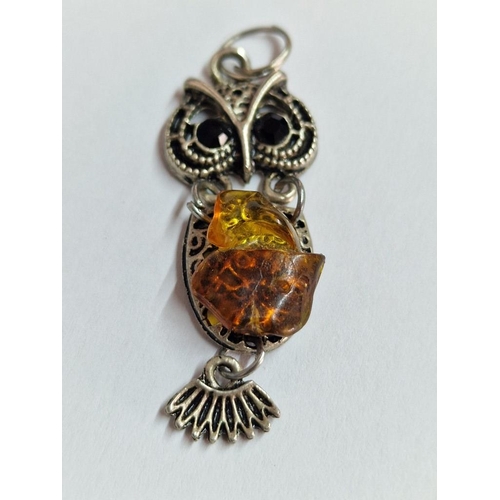 606 - Decorative White Metal Owl Design Pendant with Amber Body and Dark Stone Eyes, (Approx. 2.9g)